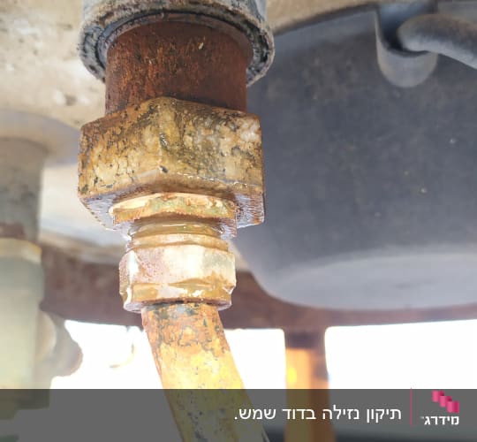 חיבור צינור חלוד לדוד שמש